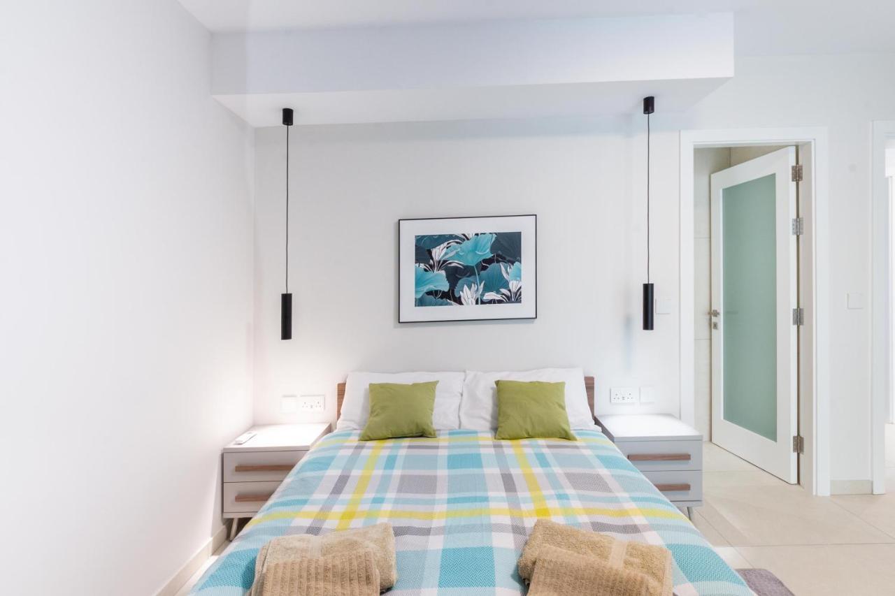 Seafront Luxury Apartment 세인트폴스베이 외부 사진
