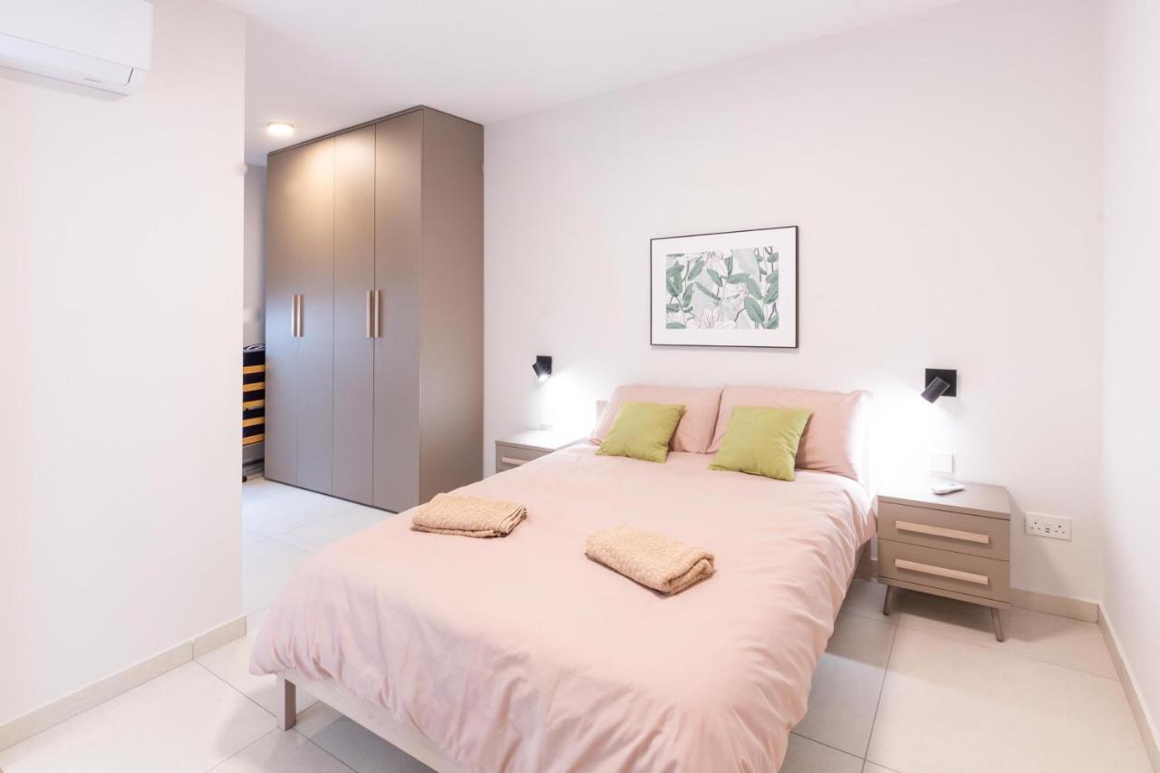 Seafront Luxury Apartment 세인트폴스베이 외부 사진
